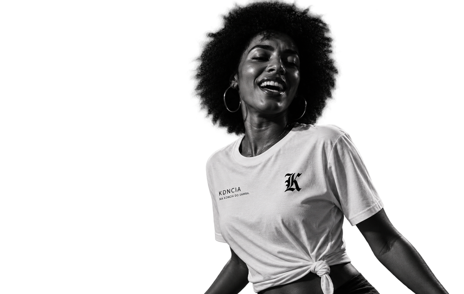 Mulher sorrindo usando camiseta KDNCIA em preto e branco